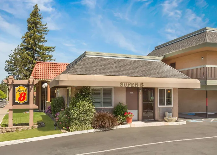 Super 8 By Wyndham Martinez Motel