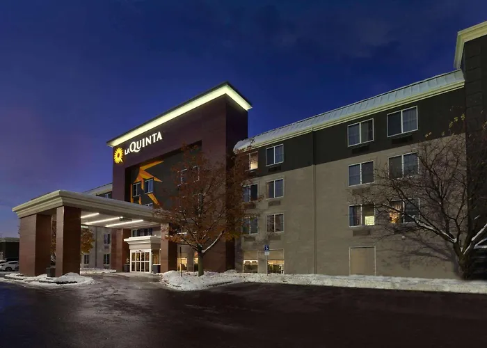 La Quinta By Wyndham Detroit Utica Hotel