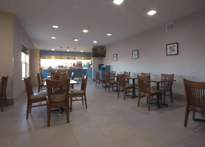 Country Inn & Suites By Radisson, Moline Airport