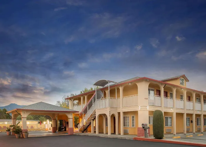 Upper Lake Inn & Suites