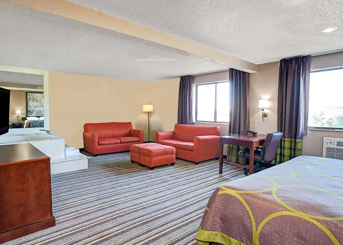 Super 8 By Wyndham Roseville/Detroit Area