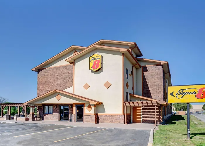 Super 8 By Wyndham Roseville/Detroit Area