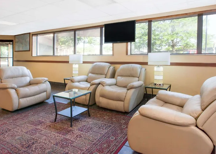 Days Inn & Suites By Wyndham Madison Heights Mi