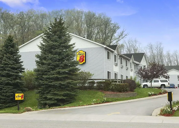 Super 8 By Wyndham Manistee Hotel