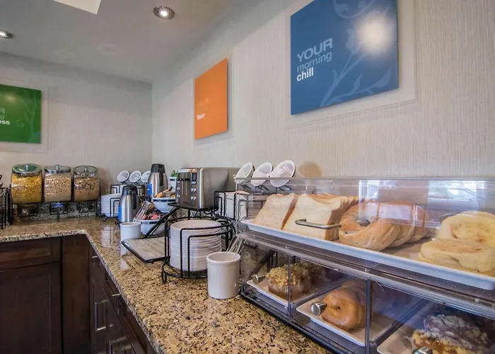 Comfort Inn & Suites Airport South YYC