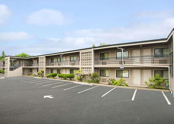 Travelodge By Wyndham Vancouver Lions Gate North Vancouver