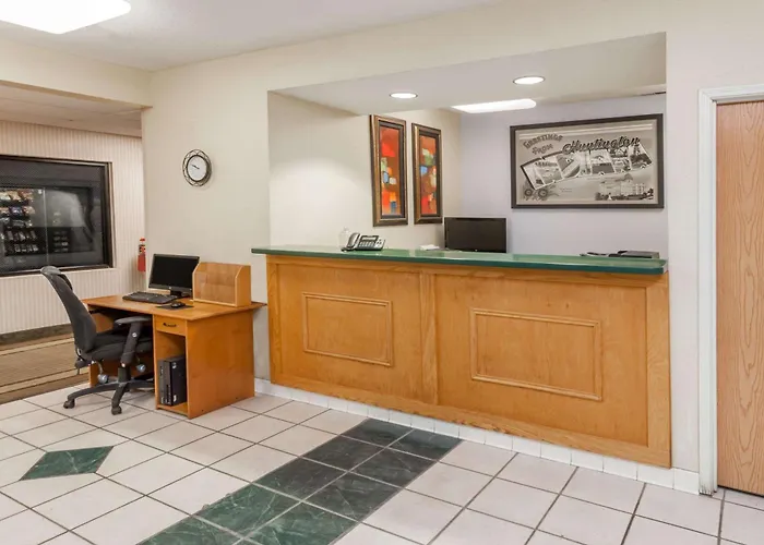 Super 8 By Wyndham Huntington Hotel