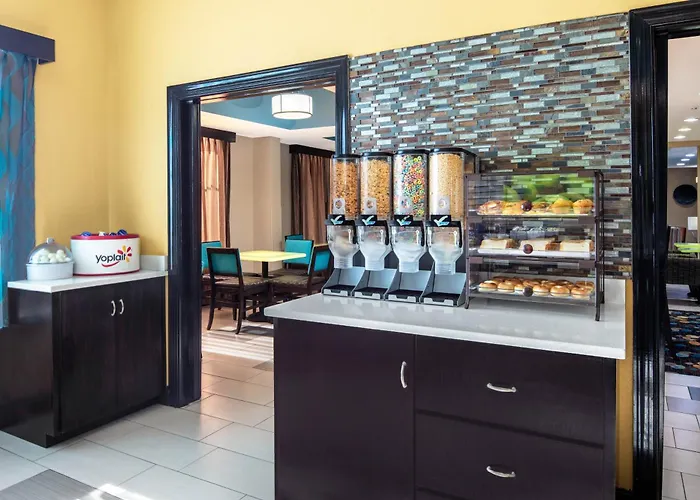 La Quinta By Wyndham Oxford - Anniston Hotel