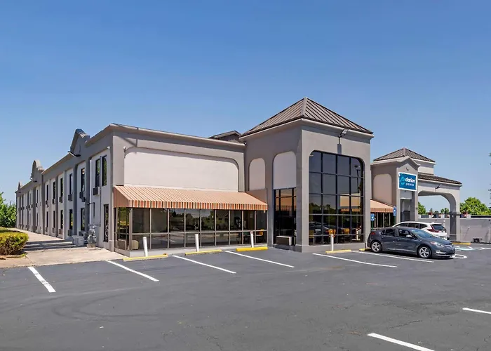 Clarion Pointe Mcdonough Hotel