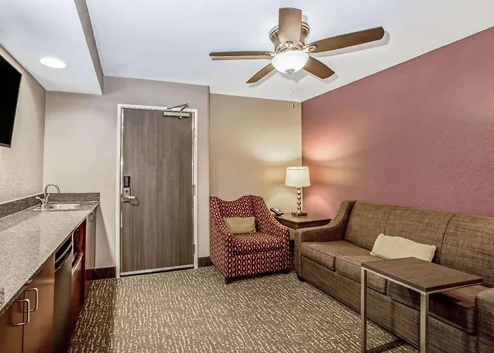 La Quinta By Wyndham Kearney Hotel