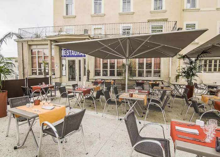 Kyriad Orange Centre Ville - Hotel Restaurant Bar - Galerie D'Art Des Princes - Provence Alpes Cote'Azur - France - Autoroute A7-A9 - Exit21- Chateauneuf-Du-Pape Avignon Bollene Nimes Valence - Terrasse - Repas - Petit Dejeuner