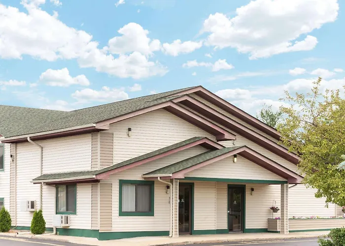 Super 8 By Wyndham Twinsburg/Cleveland Area Hotel