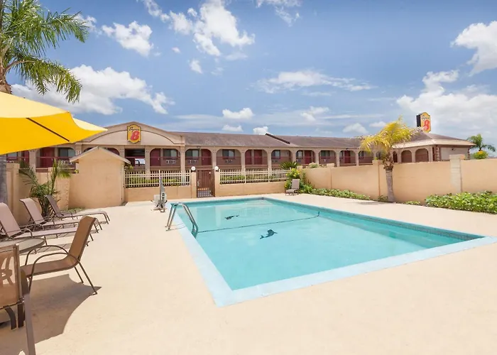 Super 8 By Wyndham Kingsville
