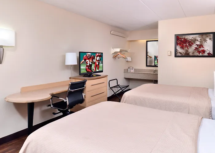 Super 8 By Wyndham Deerfield - Northbrook Hotel