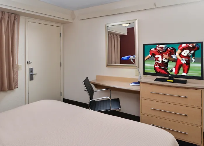 Super 8 By Wyndham Deerfield - Northbrook Hotel