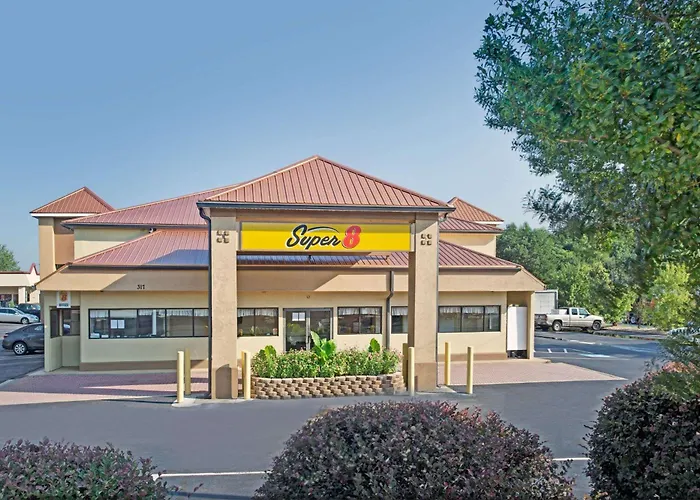Super 8 By Wyndham Suwanee Hotel