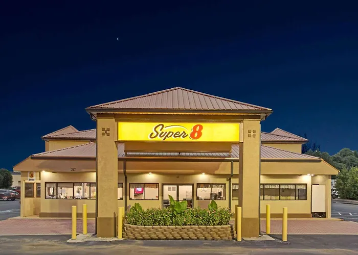 Super 8 By Wyndham Suwanee Hotel