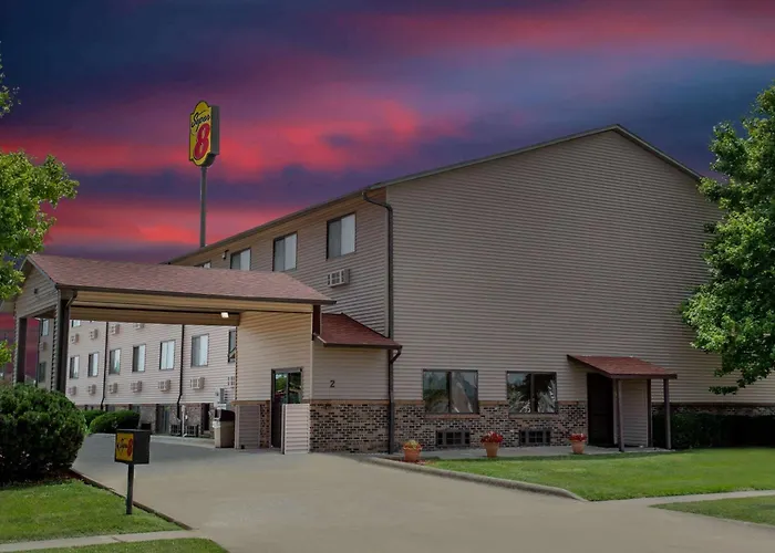 Super 8 By Wyndham Normal Bloomington Motel
