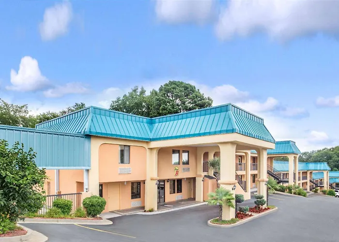 Super 8 By Wyndham Forest Park