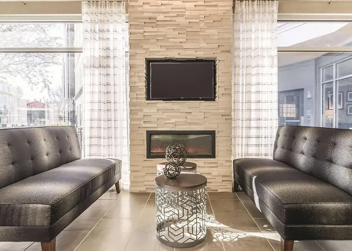 La Quinta By Wyndham Alexandria Airport Hotel