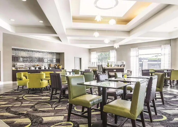 La Quinta By Wyndham Alexandria Airport Hotel