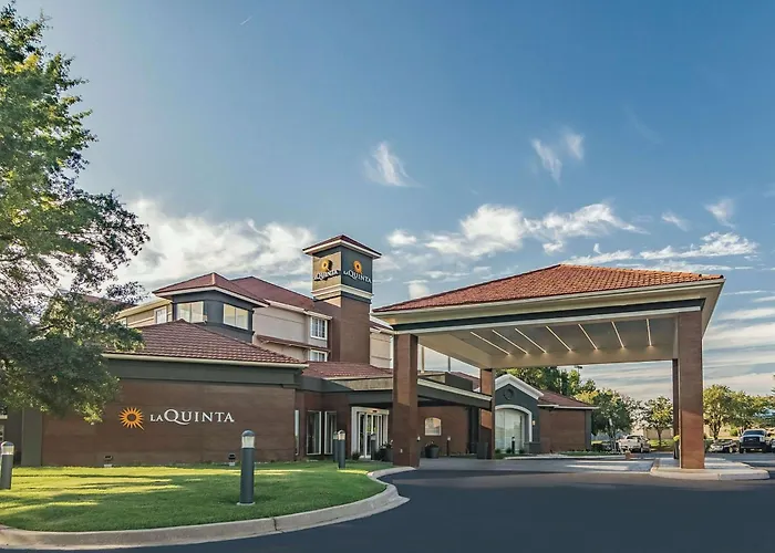 La Quinta By Wyndham Alexandria Airport Hotel