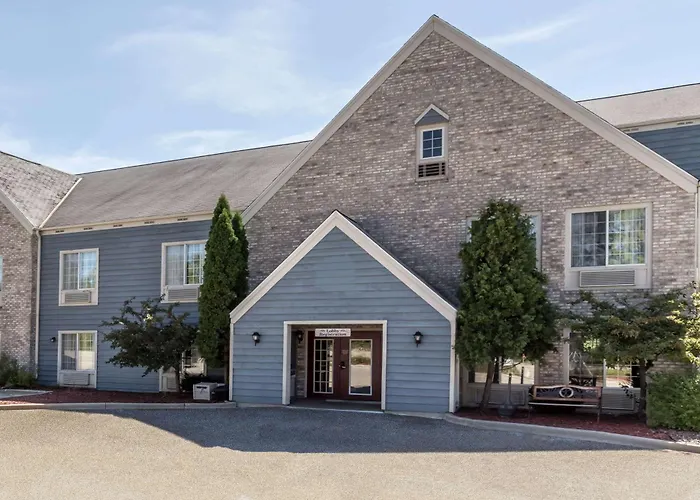 Baymont By Wyndham Mequon Milwaukee Area Hotel