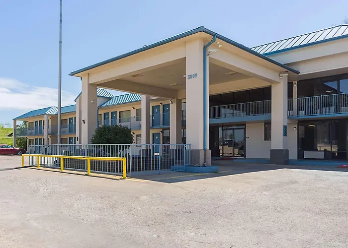 Econo Lodge Inn & Suites Bentonville