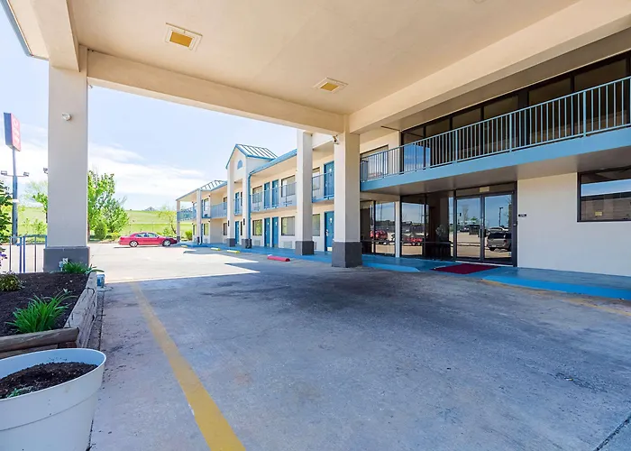 Econo Lodge Inn & Suites Bentonville