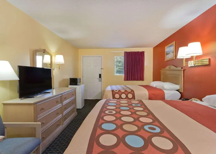 Super 8 By Wyndham Chipley Hotel
