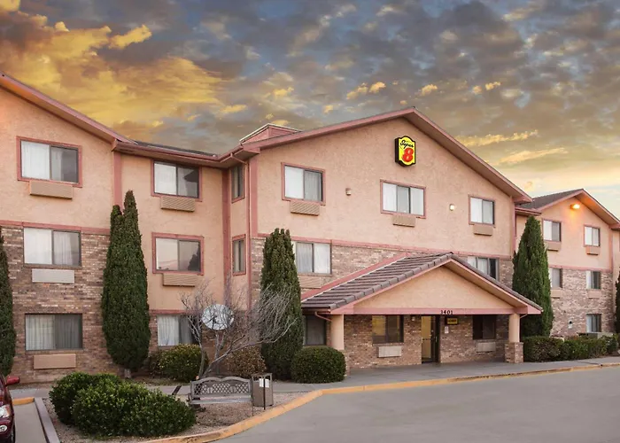 Super 8 By Wyndham Kingman Hotel