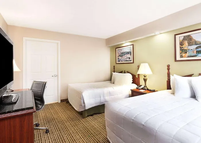 Baymont By Wyndham Tullahoma Hotel
