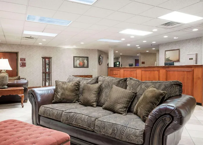 Super 8 By Wyndham Grayson Hotel