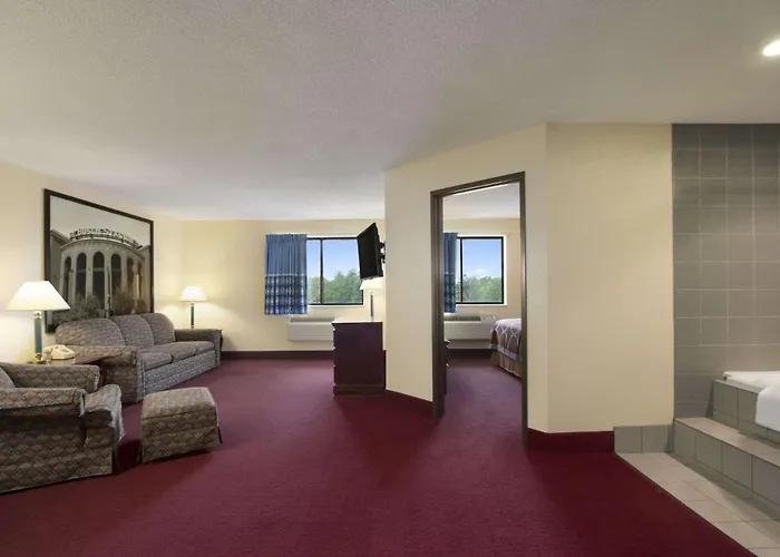 Super 8 By Wyndham Cuba Hotel