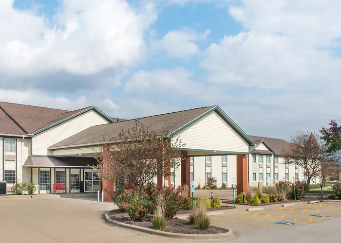 Ramada By Wyndham Springfield North Hotel