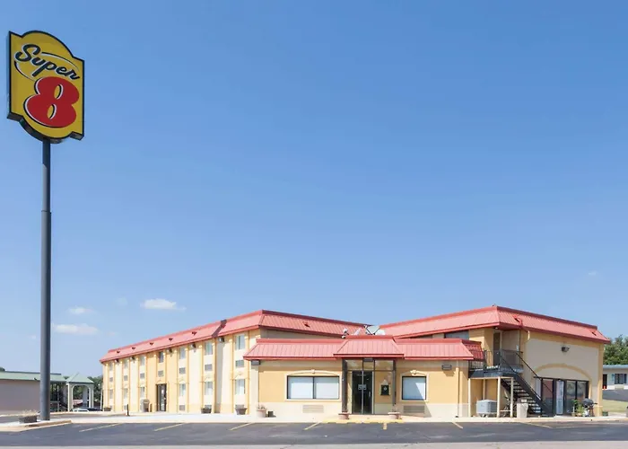 Super 8 By Wyndham Clinton Hotel