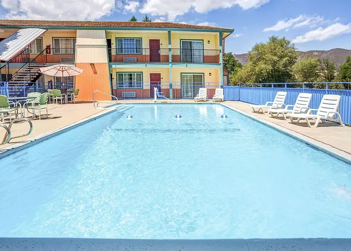 Super 8 By Wyndham Yreka Hotel