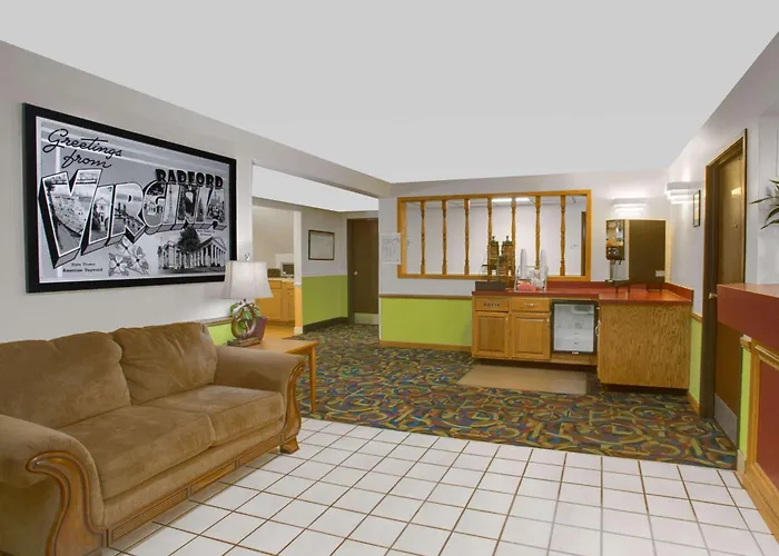 Super 8 By Wyndham Radford Va Hotel