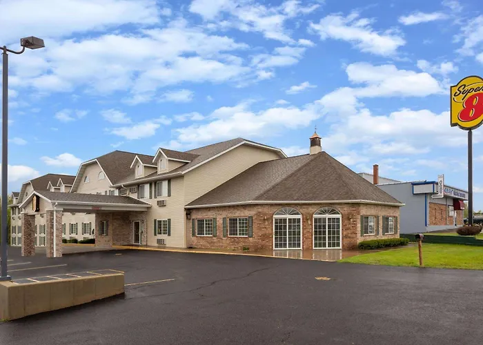Super 8 By Wyndham Reedsburg Hotel