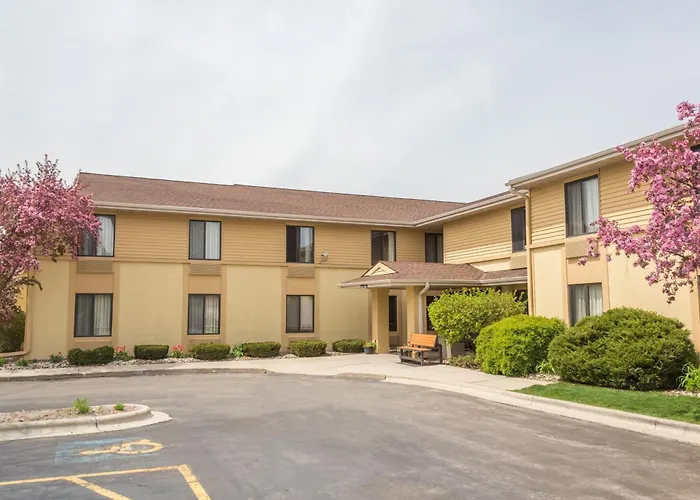 Super 8 By Wyndham Germantown/Milwaukee Hotel