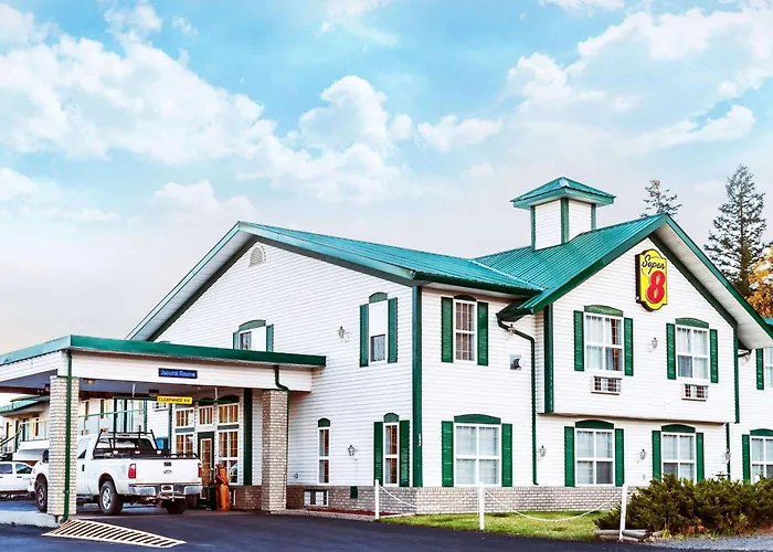 Super 8 By Wyndham 100 Mile House Hotel
