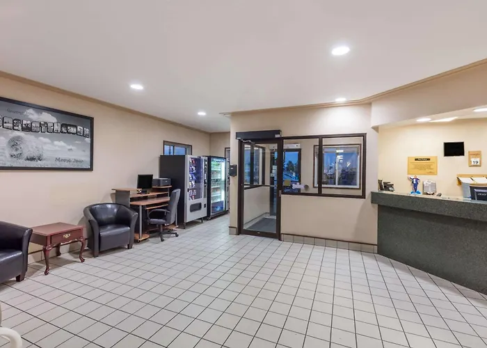 Super 8 By Wyndham Moose Jaw Sk Hotel