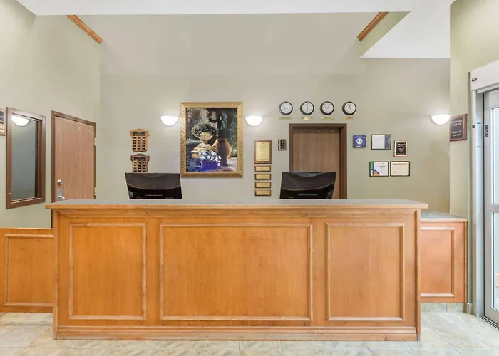 Ramada By Wyndham Clairmont/Grande Prairie Hotel