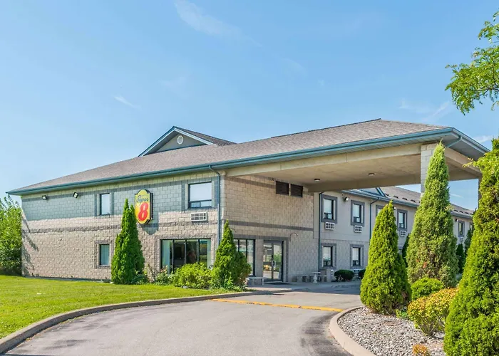 Super 8 By Wyndham Ambassador Bridge Windsor On Motel