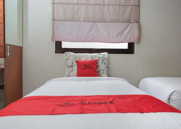 Reddoorz Plus Near Asia Afrika 3 Bandung