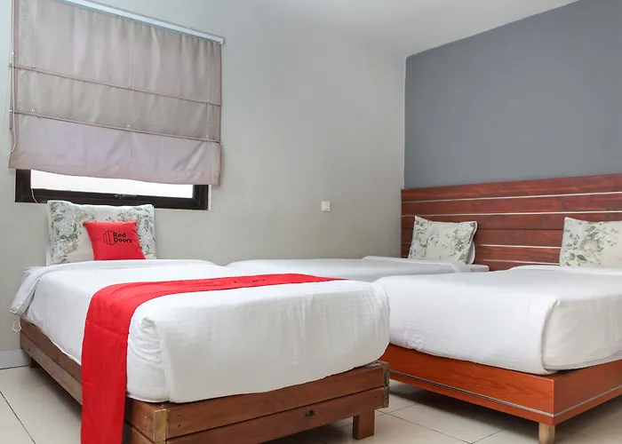 Reddoorz Plus Near Asia Afrika 3 Bandung