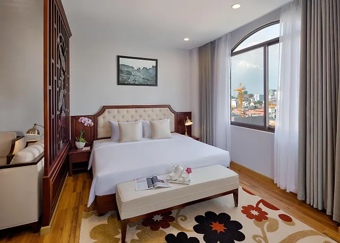 Happy Life Grand Hotel & Rooftop Skybar TP. Hồ Chí Minh