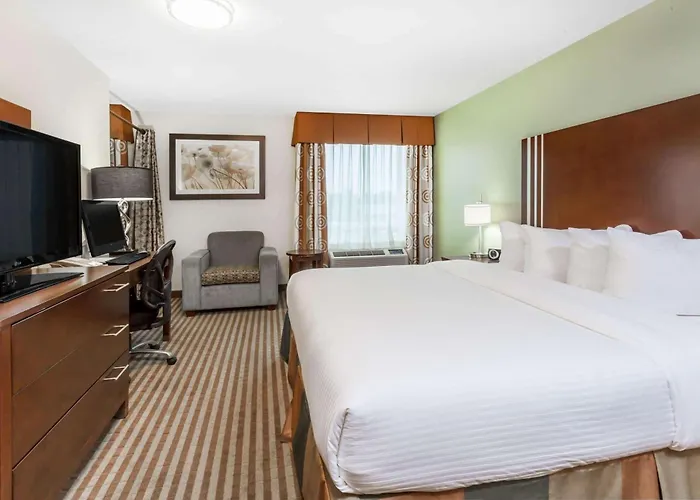 Ramada By Wyndham Carlyle Hotel