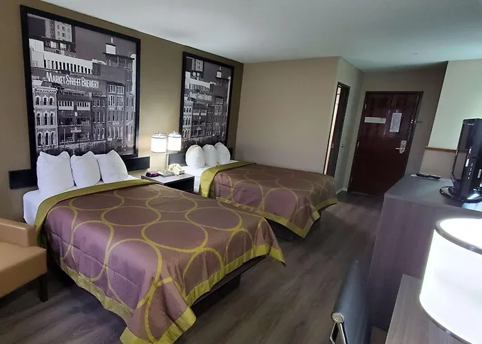 Super 8 By Wyndham Paris Hotel