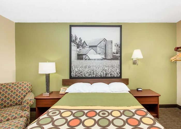 Super 8 By Wyndham Fairmont Hotel